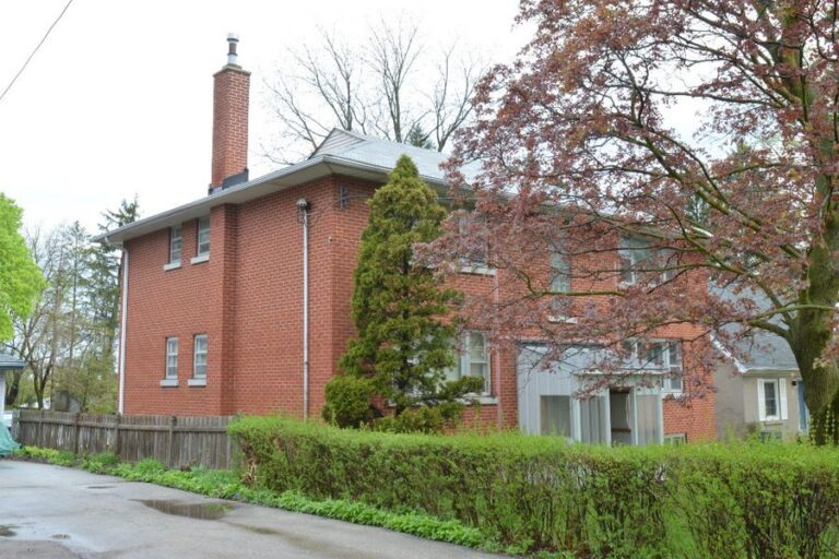 6-unit apartment building sold on Queens Boulevard, Kitchener